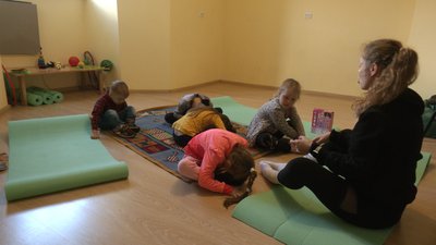 У центрі розвитку "Янголи поруч" волонтери безкоштовно навчають дітей-переселенців із Франківська У центрі розвитку "Янголи поруч" волонтери безкоштовно навчають дітей-переселенців із Франківська