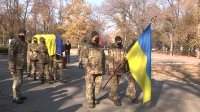 У Запоріжжі попрощалися з бійцем, загиблим в зоні ООС У Запоріжжі попрощалися з бійцем, загиблим в зоні ООС