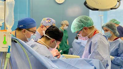 Команда медиків оперує хлопця Команда медиків оперує хлопця