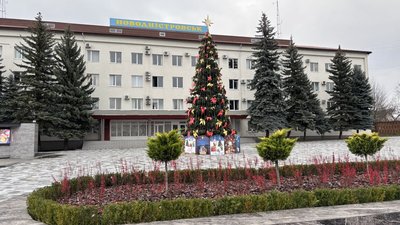 Новорічна ялинка на площі Енергетиків у Новодністровську