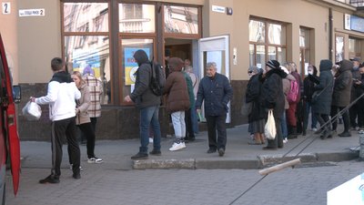 Як у Франківську наймолодша та найстарша волонтерки "Карітасу" допомагають переселенцям Як у Франківську наймолодша та найстарша волонтерки "Карітасу" допомагають переселенцям