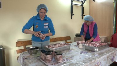 У селі на Франківщині волонтери виготовили та передали на фронт понад шість тисяч банок тушкованки У селі на Франківщині волонтери виготовили та передали на фронт понад шість тисяч банок тушкованки