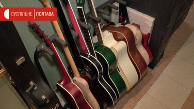 "Черга у реанімацію" – гітари, що очікують реставрації "Черга у реанімацію" – гітари, що очікують реставрації