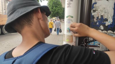 Волонтери та поліцейські замалювали у Луцьку написи з адресами місць, де можна придбати наркотики Волонтери та поліцейські замалювали у Луцьку написи з адресами місць, де можна придбати наркотики