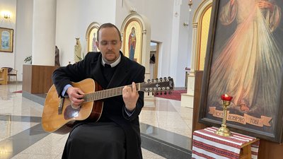 Підтримує людей молитвами. Історія диякона з Івано-Франківщини, який приїхав служити до Херсона Підтримує людей молитвами. Історія диякона з Івано-Франківщини, який приїхав служити до Херсона