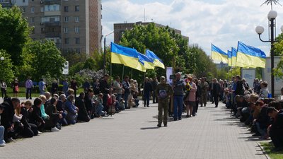 У Покрові на Дніпропетровщині попрощалися з загиблим бійцем У Покрові на Дніпропетровщині попрощалися з загиблим бійцем