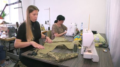 Замість вечірніх суконь — розвантажувальні жилети. Як вінницьке ательє працює для захисників Замість вечірніх суконь — розвантажувальні жилети. Як вінницьке ательє працює для захисників