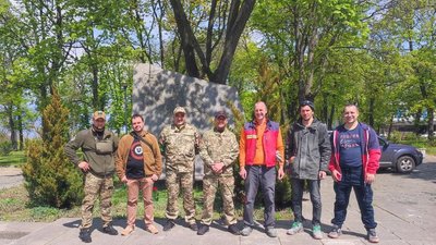 У черкаському сквері знищили напис про дружбу України з Росією У черкаському сквері знищили напис про дружбу України з Росією