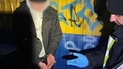 У Києві затримали чоловіка, наркотики