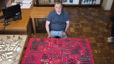 Керівник Волинської археологічної експедиції Віктор Баюк зі «Скарбом купця»