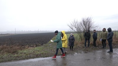 Переповнені нечистотами канави. Жителі прикарпатського села скаржаться на місцеве підприємство