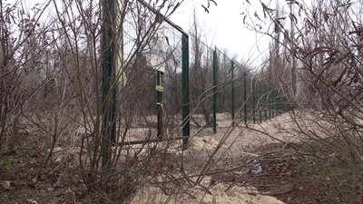 Будівельний паркан на березі Дніпра заважає запоріжцям дістатися пляжу