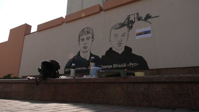 У Рівному художник малює мурал, присвячений бійцям Азову У Рівному художник малює мурал, присвячений бійцям Азову
