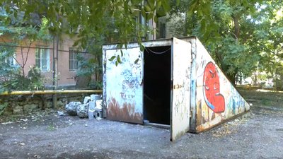 У парку Шевченка в центрі Одеси волонтери облаштовують укриття на випадок повітряних тривог