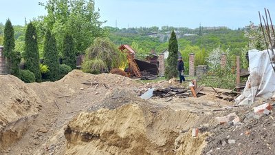 Вибиті вікна, понівечені будинки. Який вигляд має місце падіння уламків ракети РФ у Дніпрі – фоторепортаж