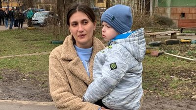 "Було багато диму, дітей виносили у ковдрах": жителі п`ятиповерхівки у Кривому Розі, на яку впали уламки "шахедів" "Було багато диму, дітей виносили у ковдрах": жителі п`ятиповерхівки у Кривому Розі, на яку впали уламки "шахедів"