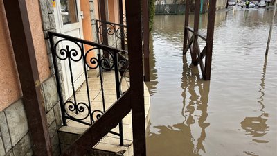 На Закарпатті підтоплені вулиці й підвали у будинках: як усувають наслідки негоди На Закарпатті підтоплені вулиці й підвали у будинках: як усувають наслідки негоди