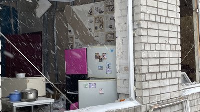 У Дніпрі жителі гуртожитку, в який війська РФ поцілили дроном, долають наслідки атаки У Дніпрі жителі гуртожитку, в який війська РФ поцілили дроном, долають наслідки атаки