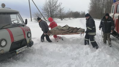 На Житомирщині дівчину через замети везли до лікарні кіньми, пожежним авто та машиною швидкої На Житомирщині дівчину через замети везли до лікарні кіньми, пожежним авто та машиною швидкої