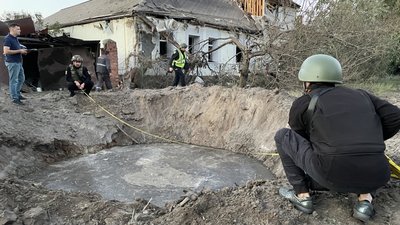 Поліцейські біля вирви діаметром у 7 та глибиною у понад 3,5 метри. Це наслідки вибуху російської ракети С-300 у Новобаварському районі Харкова 4 вересня. Уламками були поранені троє людей Поліцейські біля вирви діаметром у 7 та глибиною у понад 3,5 метри. Це наслідки вибуху російської ракети С-300 у Новобаварському районі Харкова 4 вересня. Уламками були поранені троє людей