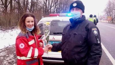 Прикарпатські поліцейські привітали водійок із Міжнародним жіночим днем Прикарпатські поліцейські привітали водійок із Міжнародним жіночим днем
