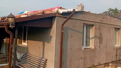 У селах Мстишин, Вербаїв та Новостав буревій позривав дахи з будинків 