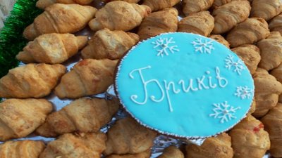 У Шумську встановлюють рекорд України. Це "Найбільша ялинка з круасанів" У Шумську встановлюють рекорд України. Це "Найбільша ялинка з круасанів"