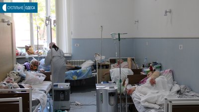 "Всі у важкому стані". Репортаж з "ковідного" відділення одеської лікарні "Всі у важкому стані". Репортаж з "ковідного" відділення одеської лікарні