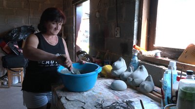 Жителька Шполи Людмила Коломієць показує власноруч зроблені садові фігурки Жителька Шполи Людмила Коломієць показує власноруч зроблені садові фігурки