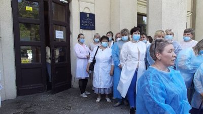 У Валках на Харківщині медики вийшли на протест: чого вимагають У Валках на Харківщині медики вийшли на протест: чого вимагають