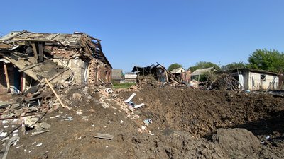 "У цей будинок третій раз прилітає". Наслідки обстрілу з комплексу "С-300" армією РФ Костянтинівки на Донеччині "У цей будинок третій раз прилітає". Наслідки обстрілу з комплексу "С-300" армією РФ Костянтинівки на Донеччині