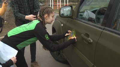 На капот та двері діти наклеїли емблеми своєї спортивної школи. На капот та двері діти наклеїли емблеми своєї спортивної школи.