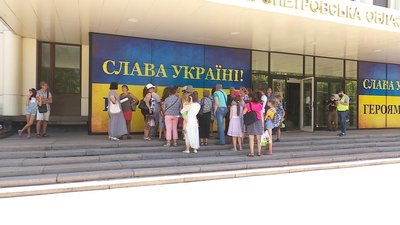 Півсотні батьків у Дніпрі влаштували протест проти дистанційного навчання дітей