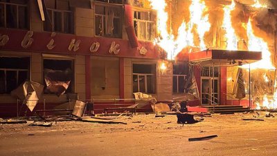 У Барвінковому Ізюмського району горить супермаркет після російського влучання