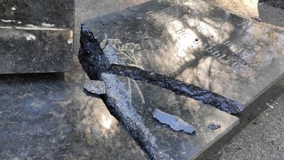 На Львівщині пошкодили пам'ятник радянським солдатам На Львівщині пошкодили пам'ятник радянським солдатам