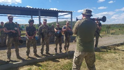 Бійці тероборони Кіровоградщини відпрацьовують навички ведення бою Бійці тероборони Кіровоградщини відпрацьовують навички ведення бою