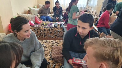 Анджеліна Джолі відвідала дітей із Луганська на Львівщині Анджеліна Джолі відвідала дітей із Луганська на Львівщині