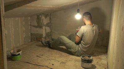 У Франківську волонтери допомагають багатодітній сім’ї з ремонтом у квартирі У Франківську волонтери допомагають багатодітній сім’ї з ремонтом у квартирі