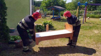 Паралельно з гасінням пожежі, пожежники евакуйовували меблі. Фото: ГУ ДСНС у Хмельницькій області Паралельно з гасінням пожежі, пожежники евакуйовували меблі. Фото: ГУ ДСНС у Хмельницькій області