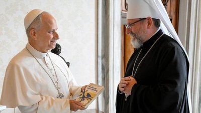 Книжку Артура Дроня «Гемінґвей нічого не знає» подарували Папі Леву