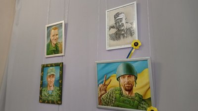Боєць з Дніпра після поранення на Донеччині пише портрети побратимів