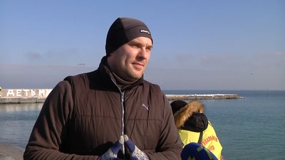 Водохреще в Одесі: містяни занурювалися у море за температури +4 Водохреще в Одесі: містяни занурювалися у море за температури +4
