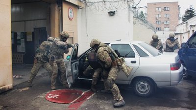 "Терористи" взяли в заручники охорону: у Черкасах СБУ провела навчання "Терористи" взяли в заручники охорону: у Черкасах СБУ провела навчання