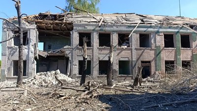 Зруйнована будівля в селищі Борова