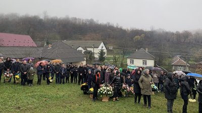 На Закарпатті попрощалися з полеглим захисником Віталієм Янчиком На Закарпатті попрощалися з полеглим захисником Віталієм Янчиком