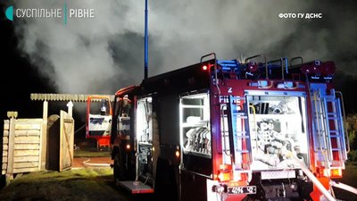Вночі на Рівненщині кілька годин гасили двоповерхову лазню