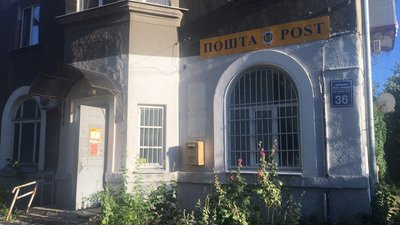 У дощовику та з кийком: у Харкові шукають нападника на пошту