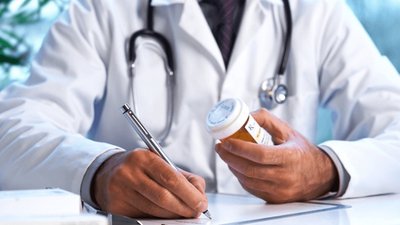 Лікарів-наркологів з Чернігова підозрюють у видачі незаконних рецептів на придбання наркотичних засобів