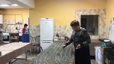 Гравці тернопільського клубу “Нива” готують тушонки для українських бійців Гравці тернопільського клубу “Нива” готують тушонки для українських бійців