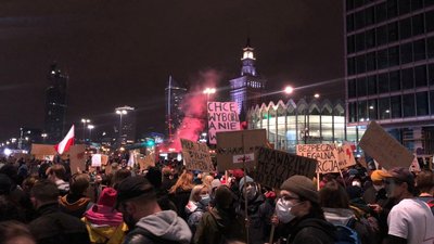 У Польщі десятки тисяч людей вийшли на протест проти заборони абортів. СУСПІЛЬНЕ | ВІДЕОНОВИНИ